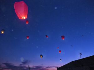 Φαντασμαγορικό θέαμα με δεκάδες Aερόστατα στον ουρανό της Ανω Μυρτιάς Τριχωνίδος (φωτο-βίντεο)