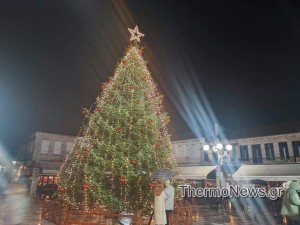Θέρμο : Άναψε υπό βροχή το χριστουγεννιάτικο δένδρο