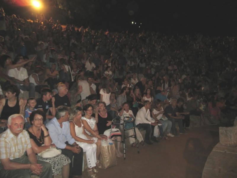 Οι «Αχαρνής» ενθουσίασαν το κοινό στο αρχαίο θέατρο Οινιάδων