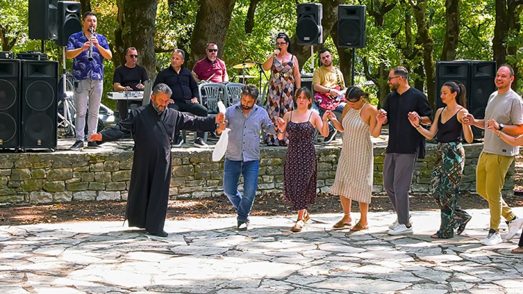 Αυθεντικό πανηγύρι στο Χαλκιόπουλο | Η παράδοση ζωντανεύει με χορό και κέφι | (βίντεο)