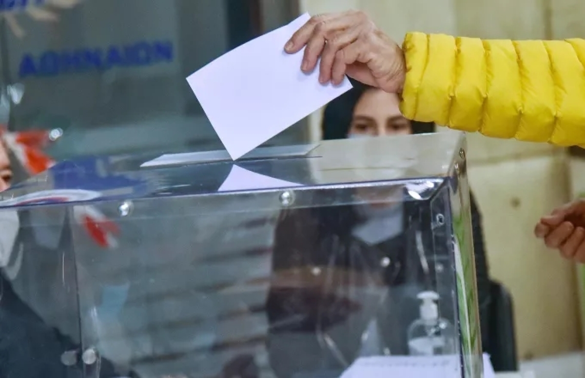 Το «σταυρόλεξο» των εκλογών: Οι πιο πιθανές ημερομηνίες για να στηθούν οι κάλπες