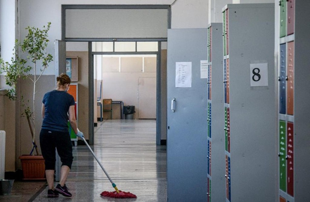 Δήμος Αγρινίου: 105 νέες θέσεις εργασίας για σχολικές καθαρίστριες