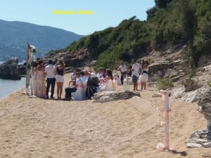 Ζευγάρι Άγγλων παντρεύτηκε σε παραλία της Αιτωλοακαρνανίας (φωτό)
