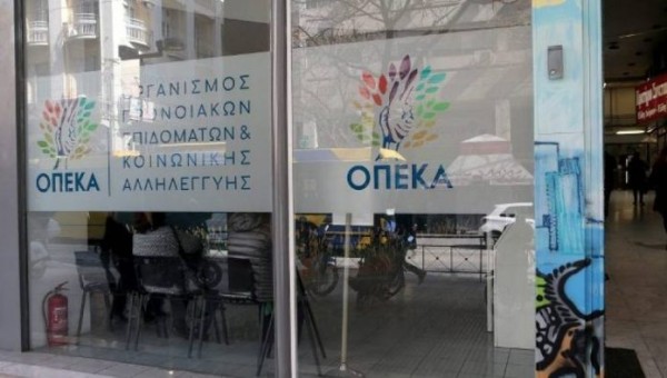 ΟΠΕΚΑ: Πού οφείλεται το πρόβλημα στην καταβολή του Ελάχιστου Εγγυημένου Εισοδήματος