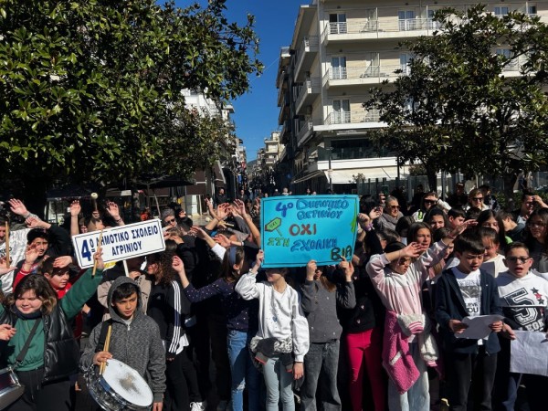 Οι μαθητές του Αγρινίου δείχνουν τον δρόμο: Ενάντια στον σχολικό εκφοβισμό με μουσική και δρώμενα (φωτο, βίντεο)
