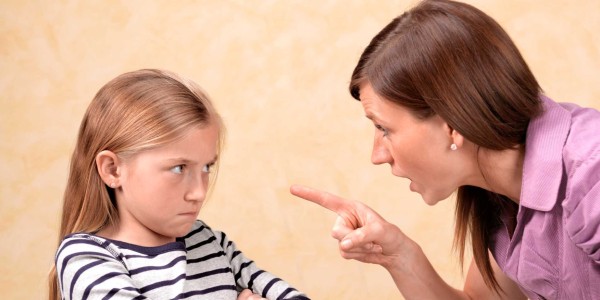 «Αν σε χτυπήσουν, χτύπα τους πιο δυνατά»: Τι λένε οι ειδικοί για τη συμβουλή που δίνουν συχνά οι γονείς στα παιδιά