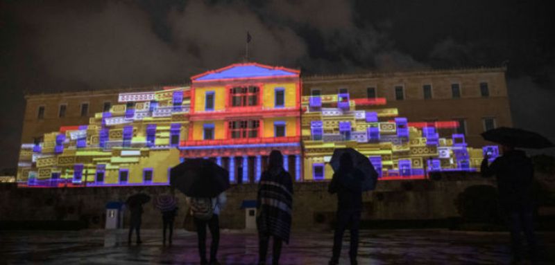 Η Βουλή «ντυμένη» για τα Χριστούγεννα – 3D projection mapping για πρώτη φορά