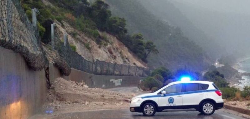 Κατολίσθηση στην Αγία Ελεούσα – Επί ποδός η Τροχαία Μεσολογγίου
