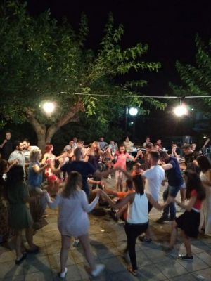 Μεγάλη συμμετοχή στην μουσικοχορευτική βραδιά στο Κρύο Νερό Τριχωνίδας (φωτο)