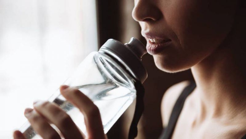 Πώς μπορεί το νερό να βοηθήσει στην απώλεια βάρους - Οι 4 βασικοί κανόνες