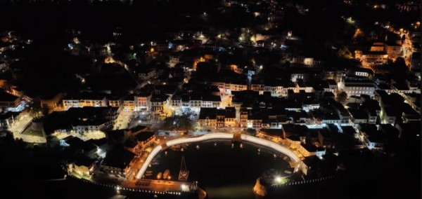 Ναύπακτος: Μαγευτικές εικόνες με τα νέα φώτα του λιμανιού της από ψηλά