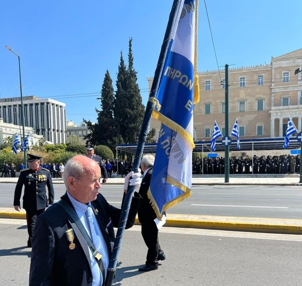 Συγκίνηση: Αγρινιώτης ανάπηρος πολέμου άνοιξε την στρατιωτική παρέλαση στο Σύνταγμα (φωτό)