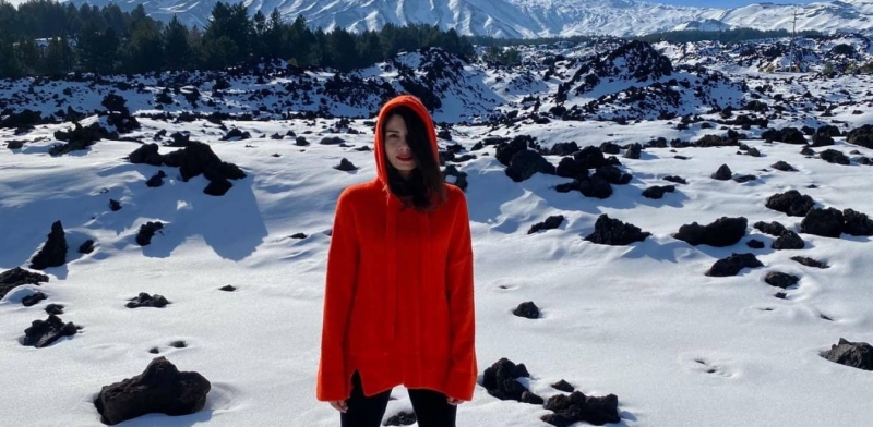Αίτνα: Η Ελληνίδα ηθοποιός που ζει αγκαλιά με το βουνό που «φουμάρει»
