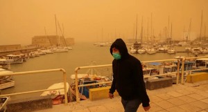 Καιρός: Βροχερός σήμερα Πέμπτη – Η αφρικανική σκόνη φέρνει λασποβροχές