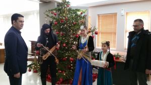 Τα έψαλλαν στον Δήμαρχο Αγρινίου τα κάλαντα των Χριστουγέννων σήμερα στο Δημαρχείο