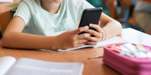 Σε πλήρη ισχύ από το 2027 η «ψηφιακή ασπίδα» στα μέσα κοινωνικής δικτύωσης για τους ανήλικους