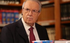 Μπαμπινιώτης: «Δεν είναι ακόλουθος στο Facebook, είναι ακολουθών»