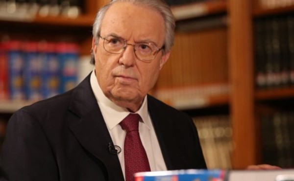 Μπαμπινιώτης: «Δεν είναι ακόλουθος στο Facebook, είναι ακολουθών»