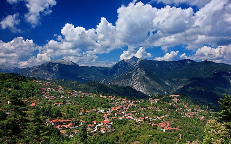 Το χωριό της Ναυπάκτου πνιγμένο σε δάση από έλατα και καστανιές (www.newsbeast.gr)