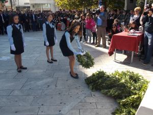 Aγρίνιο: οι μαθητές τιμούν τους Ήρωες του Έπους του ΄40 (φωτό)