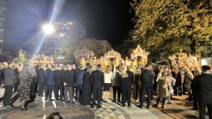 Αγρίνιο: Σε κλίμα κατάνυξης η συνάντηση των Επιτάφιων στην πλατεία Δημοκρατίας