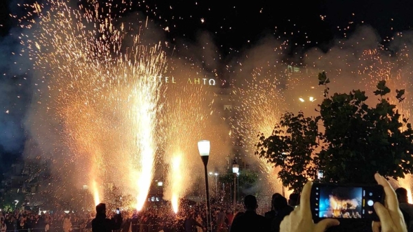 Χαλκούνια - Αγρίνιο: Έγινε η νύχτα μέρα - «Βούλιαξε» η κεντρική πλατεία (εικόνες & video)