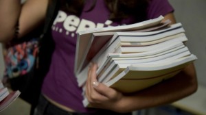 Σχολεία: Τι είναι το «πολλαπλό βιβλίο» που προανήγγειλε ο Πιερρακάκης – Στόχος η απομάκρυνση από την «παπαγαλία»