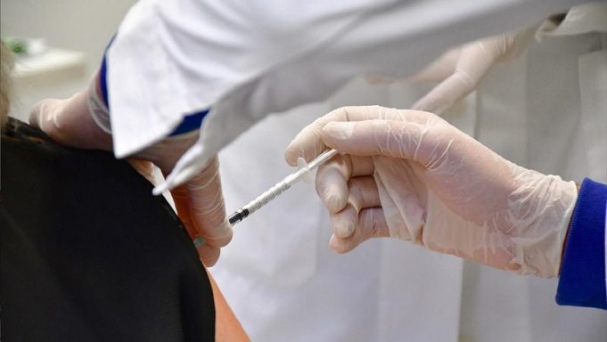 Εμβολιασμός: «Σπάει» στα δύο η ηλικιακή ομάδα 18-29 – Τμηματικά το άνοιγμα
