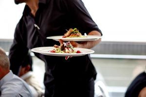 Ζητούνται δύο σερβιτόροι για σεζόν σε εστιατόριο στο Φισκάρδο Κεφαλονιάς