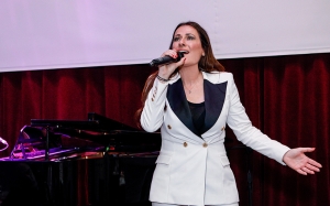 Μαριάννα Μασάδη: Παρουσίασε με επιτυχία το ελληνόφωνο single της «Όταν αγαπάς»