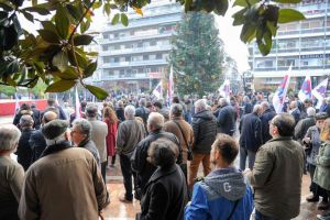 Αγρίνιο: Απεργιακή συγκέντρωση στην κεντρική πλατεία (ΦΩΤΟ)