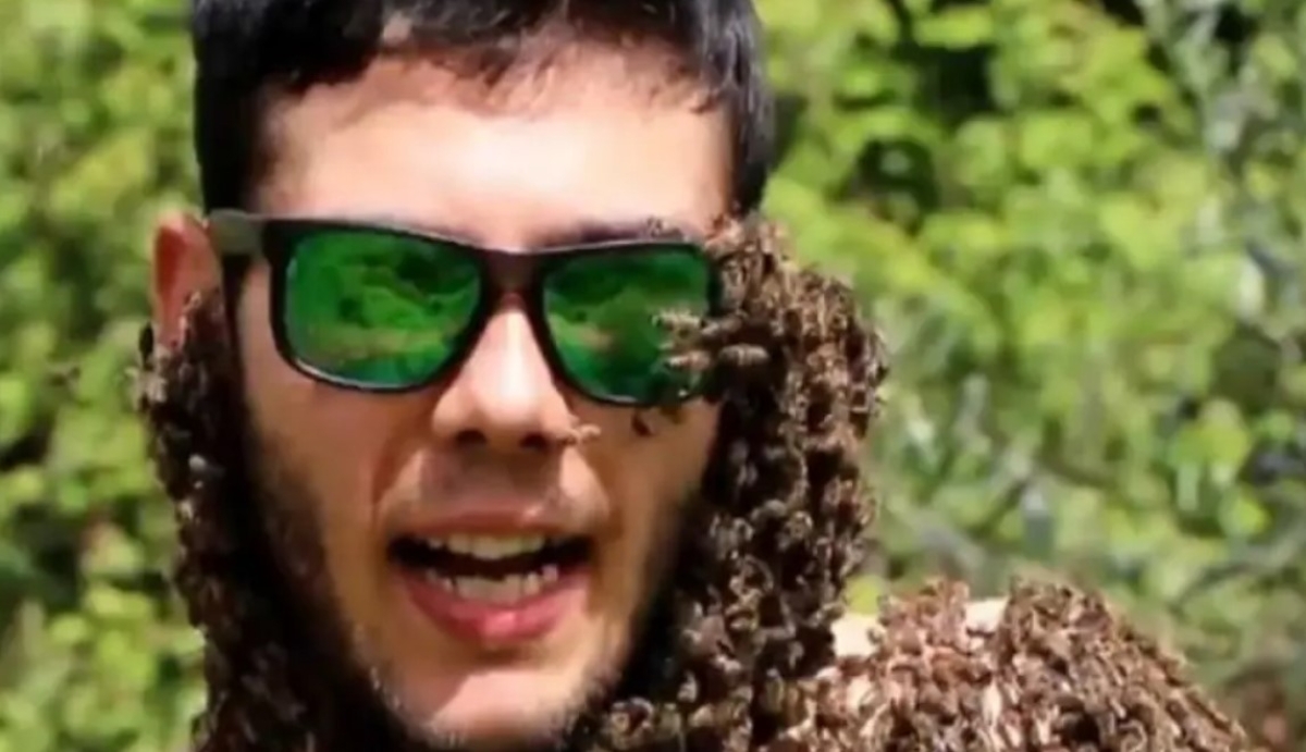 Τον γύρο του διαδικτύου με… 5000 μέλισσες πάνω του κάνει 28χρονος μελισσοκόμος από το Αγρίνιο (video)