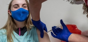 Θωρακίζονται και οι έφηβοι – Ανοίγει αύριο η πλατφόρμα εμβολιασμού νέων 15-17 ετών