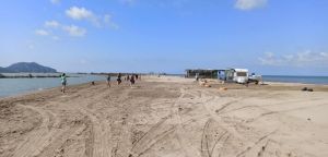 Οι εθελοντές της Κατοχής «άστραψαν» από καθαριότητα την παραλία στο Διόνι