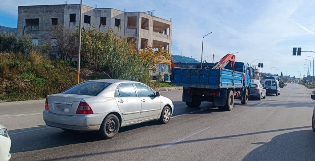 Αιτωλοακαρνανία: Στην άκρη τα τρακτέρ στην Ιόνια Οδό, η Αστυνομία εκτρέπει την κυκλοφορια στην εθνική οδό