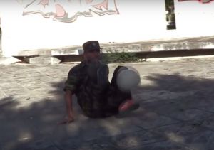 Ο Ερτίλ Κονταξίου ντύθηκε… φαντάρος και κάνει κόλπα με την μπάλα (VIDEO)!