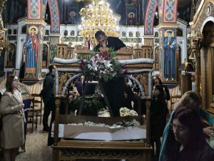 Ο στολισμός του Επιταφίου στην Ποταμούλα Αγρινίου