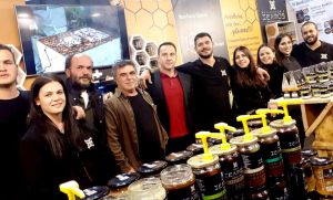 Οι επισκέπτες γεύτηκαν μέλι και εξαιρετικά προϊόντα μελιού στο περίπτερο της Περιφέρειας στο 10ο Φεστιβάλ Μελιού και Προϊόντων Μέλισσας