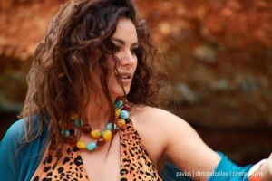 Saly Esteban : Η εκρηκτική Κολομβιανή τραγουδίστρια, μέσα από τον φακό του σκηνοθέτη Βαγγέλη Τσαουσόπουλου