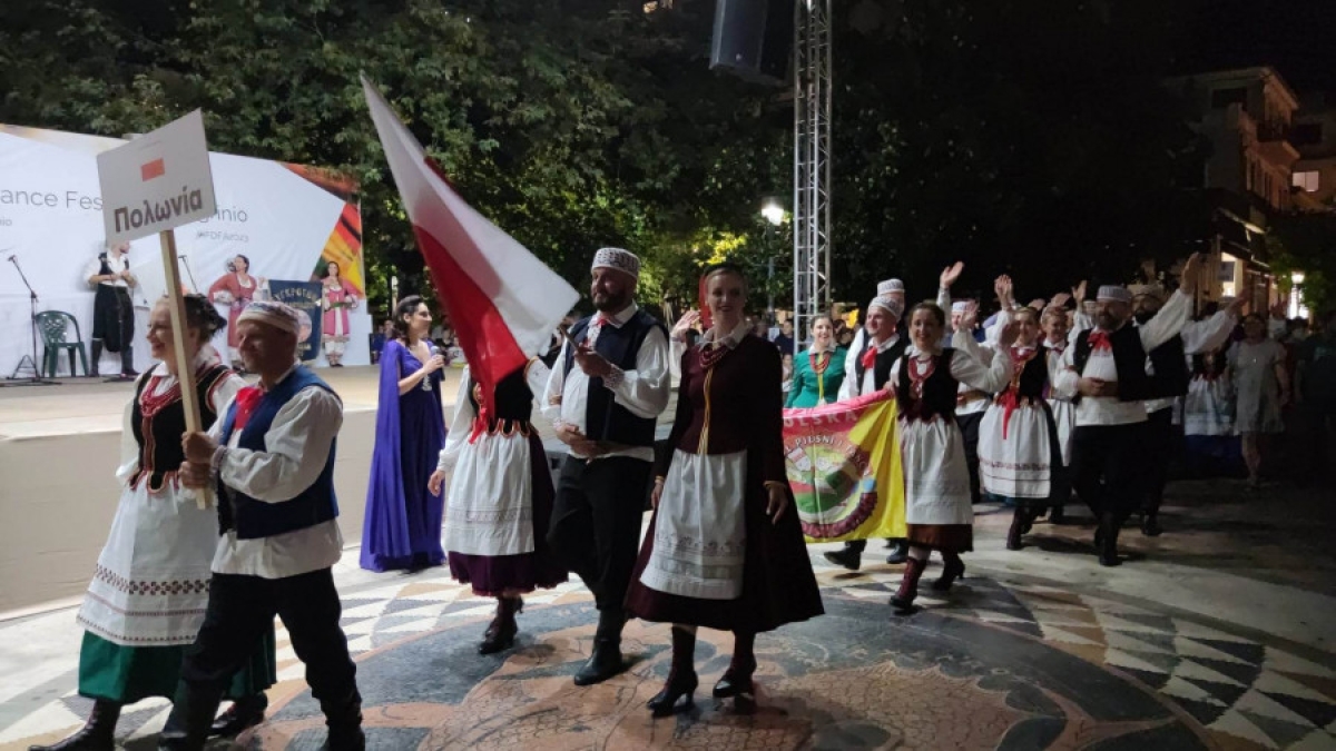 Αγρίνιο: Πολωνοί χορευτές τραγουδούν “Απόψε στις ακρογιαλιές” (video)