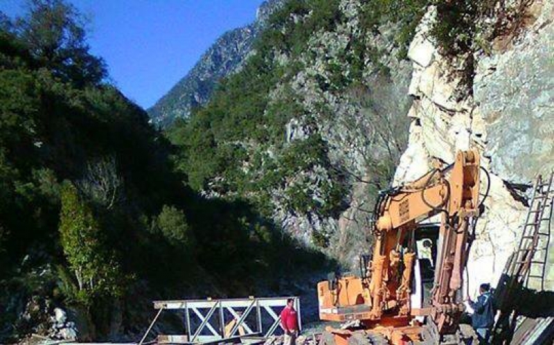 Τοποθέτηση σιδηρογέφυρας στον Διπλάτανο Θέρμου – (ΦΩΤΟ)