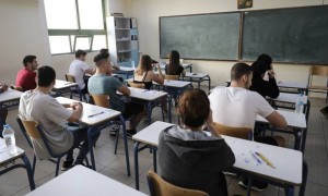 Διευθύντρια Γυμνασίου επιτέλους λέει τα σωστά: «Όχι κροπ, τοπ, σορτσάκια &amp; σαγιονάρες – Και θα κάνετε μπάνιο»!