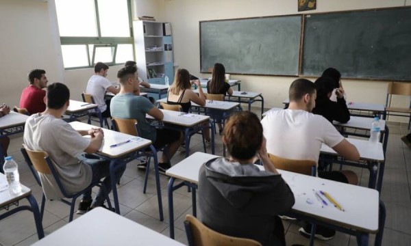 Διευθύντρια Γυμνασίου επιτέλους λέει τα σωστά: «Όχι κροπ, τοπ, σορτσάκια & σαγιονάρες – Και θα κάνετε μπάνιο»!