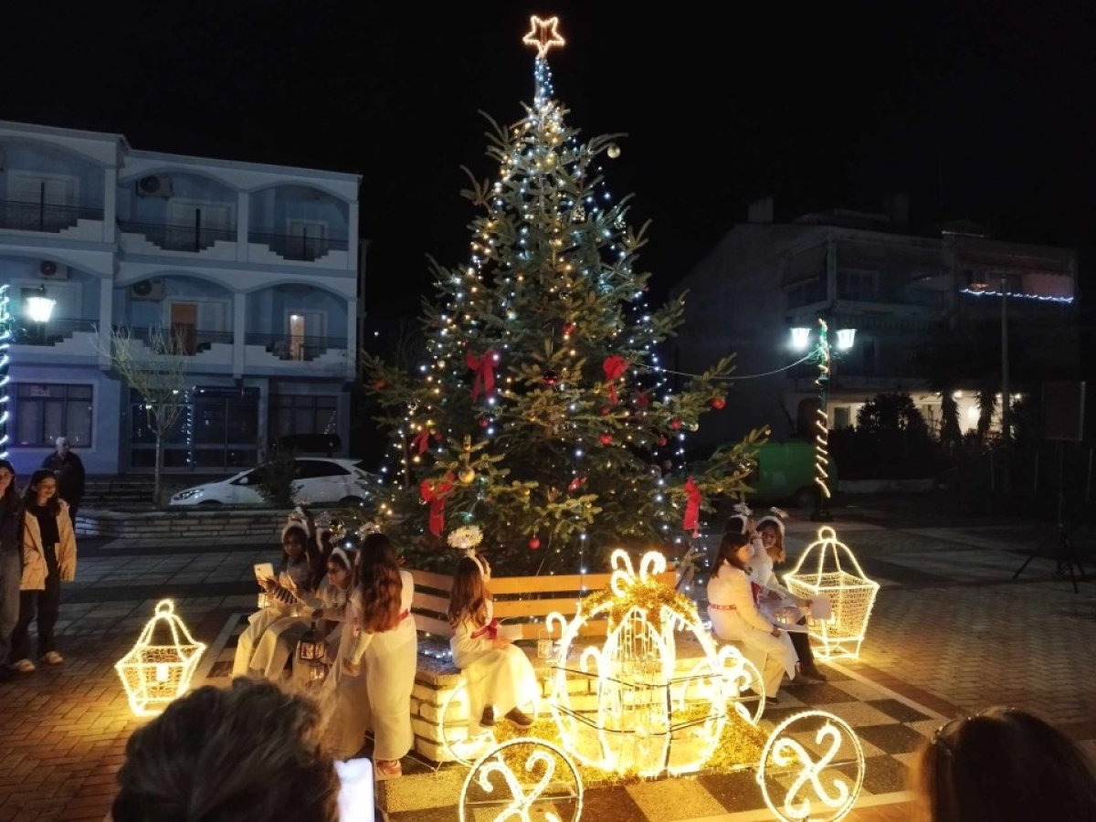 Φωταγωγήθηκαν τα χριστουγεννιάτικα δέντρα σε όλο τον Δήμο Αμφιλοχίας