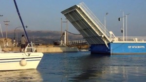 ΑΝΑΣΑ: Η πλωτή Γέφυρα Λευκάδας έκλεισε για τα σκάφη στην καρδιά του καλοκαιριού