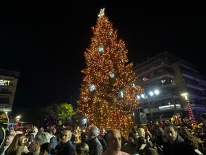 Αγρίνιο… σε γιορτινούς ρυθμούς – Άναψε το χριστουγεννιάτικο δένδρο (φωτο-video)