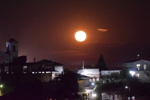 Αγρίνιο: Μαγευτικό το φεγγάρι – Η πανσέληνος της φράουλας