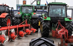 Αγρότες: Σε σταυροδρόμι τα μπλόκα – Τα σενάρια νέων μέτρων στήριξης και τα ανοιχτά μέτωπα