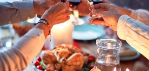 Βαθιά το χέρι στην τσέπη φέτος για το χριστουγεννιάτικο τραπέζι – Ποια προϊόντα έχουν πάρει φωτιά
