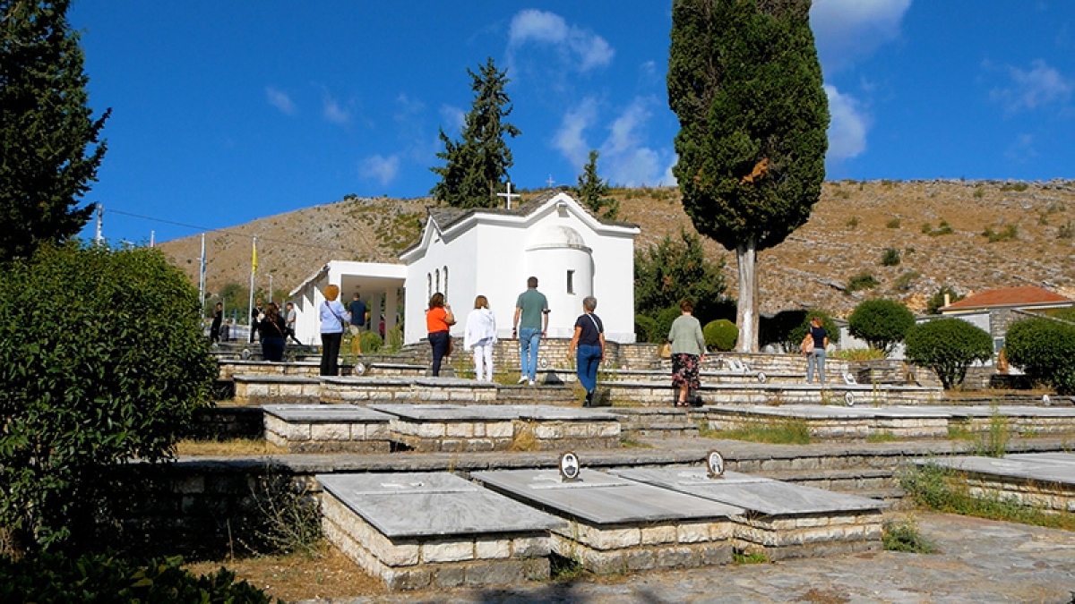 Στo στρατιωτικό νεκροταφείο των Ελλήνων στην Αλβανία (βίντεο)